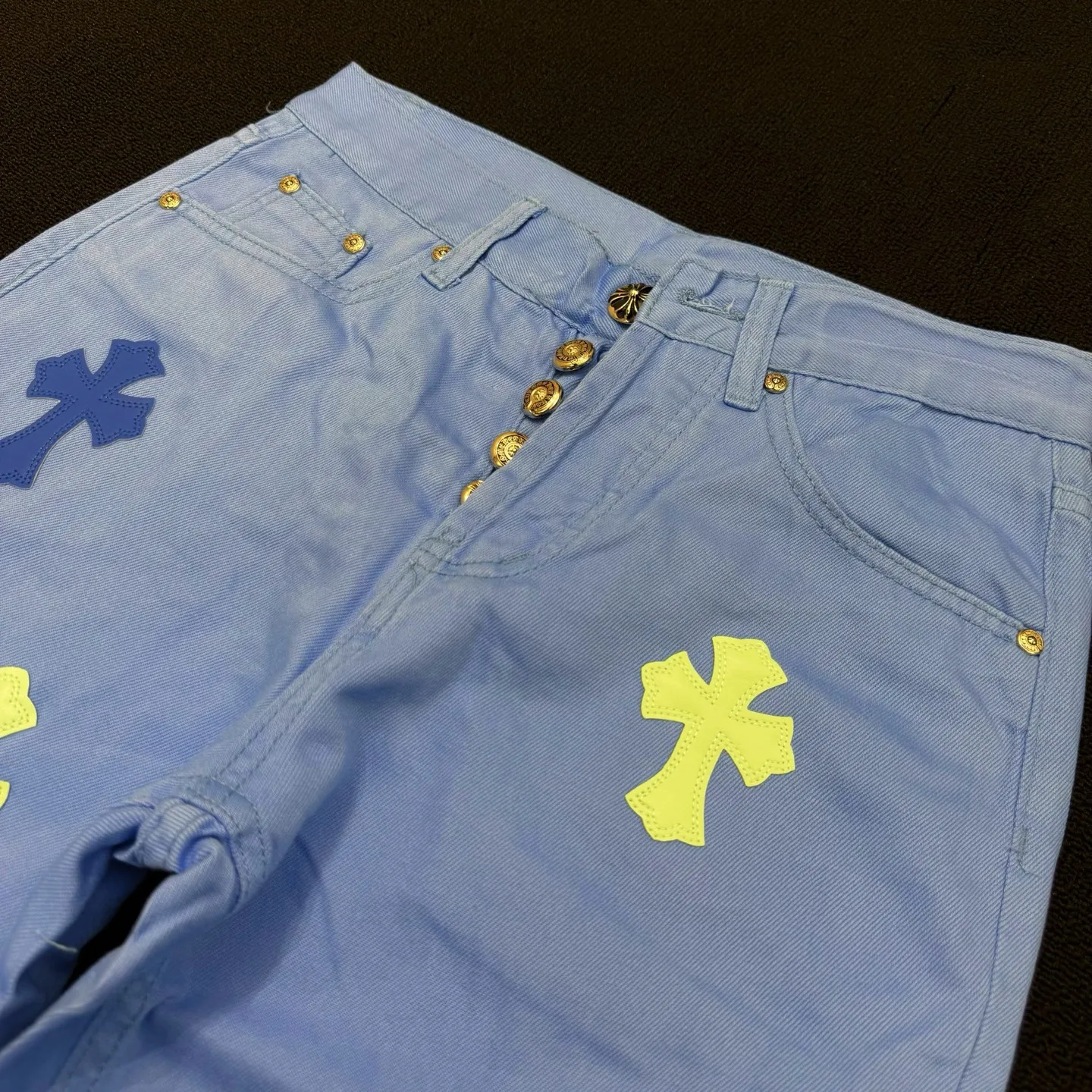 P280 Style number: D380 Chrome hearts CH grams new dopamine blue classic cross-fit leather jeans Size: s-xl (28 30 32 34) Color: dopamine light blue Size reference 28 pants length 100 waist circumference 72 30 pants length 101 waist circumference 76 32 pants length 103 waist circumference 80 34 pants length 104 waist circumference 84